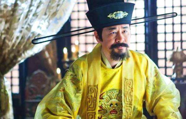 小孩到龍椅上玩耍，皇帝問「天子好做嗎」？小孩回「四個字」繼承皇位