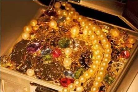 老人救了一條蛇，夜裡蛇托夢告訴他還會「窮三代」，老人靈機一動   子孫不缺錢花