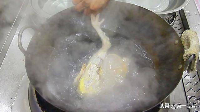 大廚教你白切雞的做法，清淡美味，在家也能做出廣式白切雞
