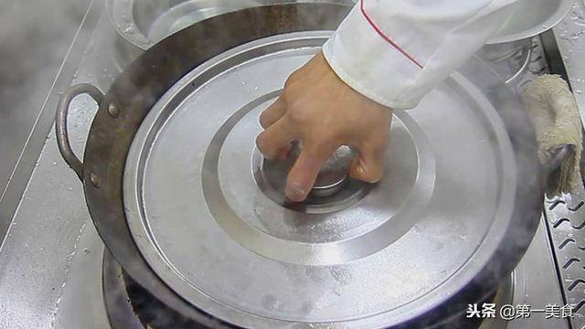 大廚教你白切雞的做法，清淡美味，在家也能做出廣式白切雞