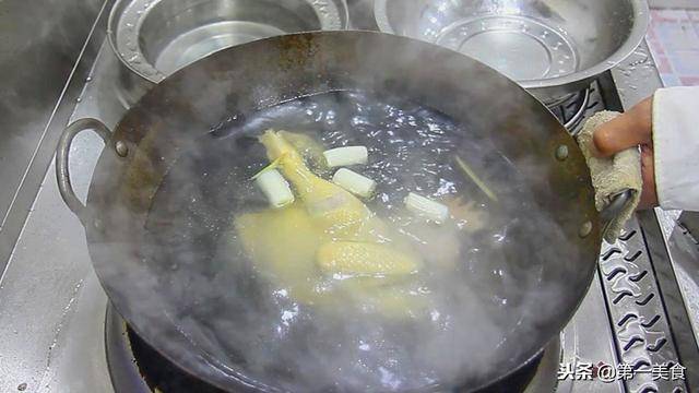 大廚教你白切雞的做法，清淡美味，在家也能做出廣式白切雞