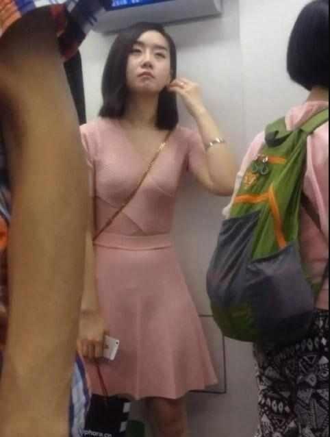 捷運遇見高顏值小姐姐，搞怪小表情引人注目，網友：一眼誤終身！