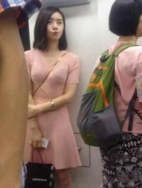 捷運遇見高顏值小姐姐，搞怪小表情引人注目，網友：一眼誤終身！