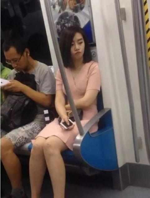 捷運遇見高顏值小姐姐，搞怪小表情引人注目，網友：一眼誤終身！