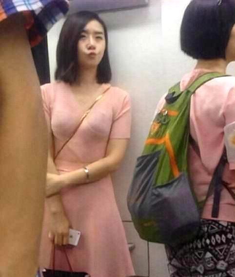 捷運遇見高顏值小姐姐，搞怪小表情引人注目，網友：一眼誤終身！