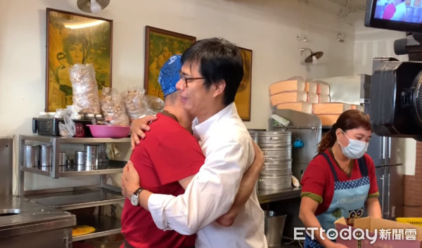 肉粽店挺陳其邁「遭韓粉狂洗負評」老闆委屈落淚　陳其邁登門安慰「韓國瑜政營也回應了」 