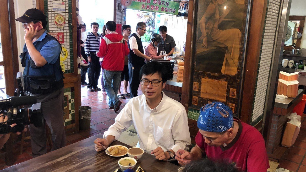 肉粽店挺陳其邁「遭韓粉狂洗負評」老闆委屈落淚　陳其邁登門安慰「韓國瑜政營也回應了」 