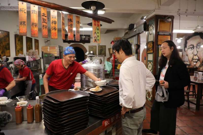 肉粽店挺陳其邁「遭韓粉狂洗負評」老闆委屈落淚　陳其邁登門安慰「韓國瑜政營也回應了」 