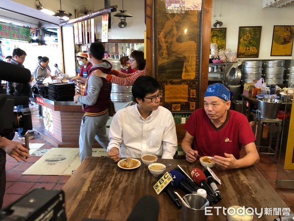 肉粽店挺陳其邁「遭韓粉狂洗負評」老闆委屈落淚　陳其邁登門安慰「韓國瑜政營也回應了」 