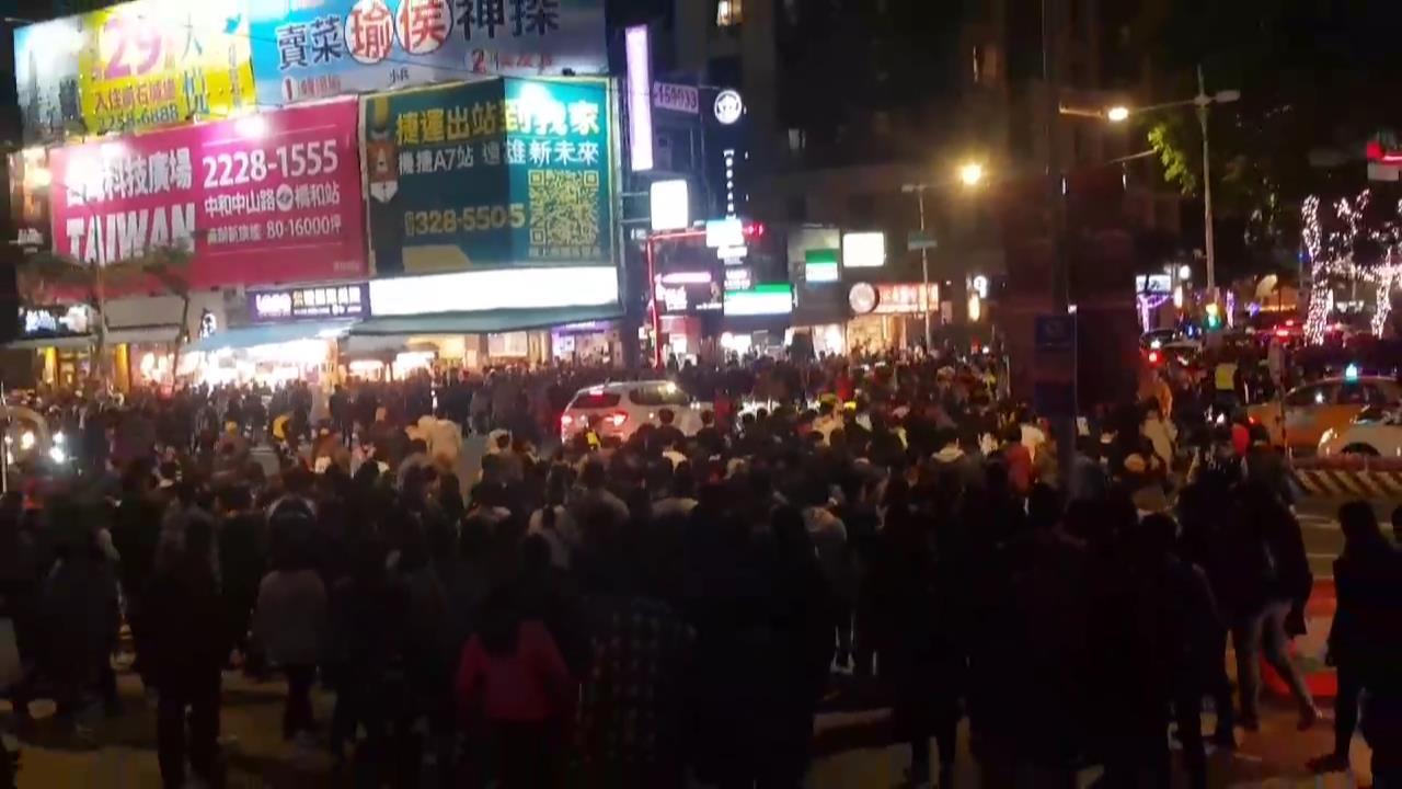 還以為跨年！新北耶誕城演唱會「擠爆20萬人」嗨翻　深夜「散場後一幕」民眾全看傻：太驚訝了