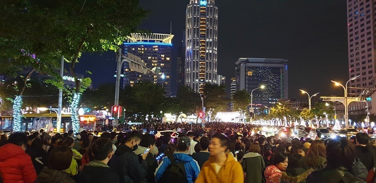 還以為跨年！新北耶誕城演唱會「擠爆20萬人」嗨翻　深夜「散場後一幕」民眾全看傻：太驚訝了