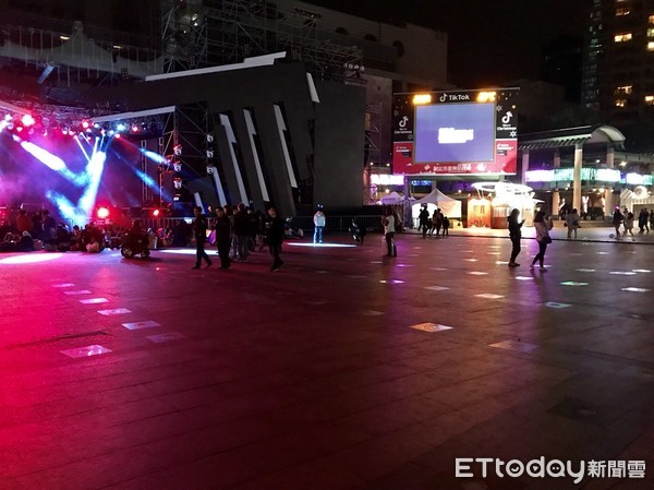 還以為跨年！新北耶誕城演唱會「擠爆20萬人」嗨翻　深夜「散場後一幕」民眾全看傻：太驚訝了