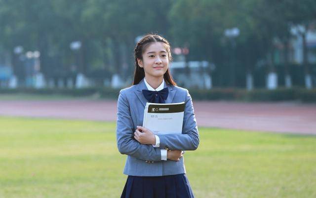和妹妹同一天出嫁，繼母給她十萬卻只給我一萬，回家數錢時我紅了雙眼！