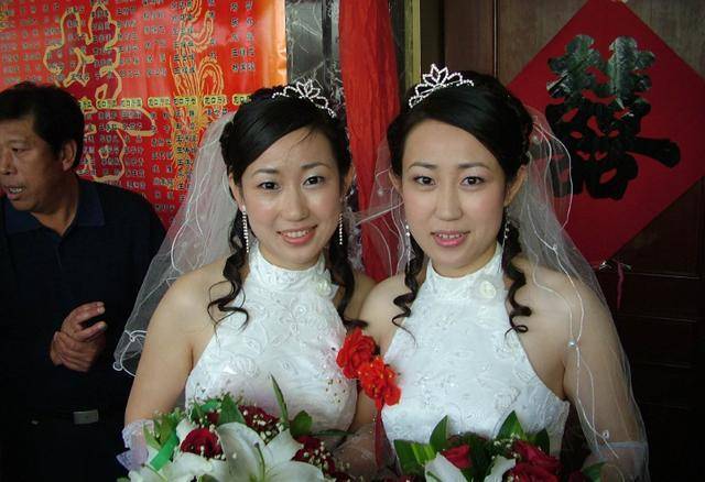 和妹妹同一天出嫁，繼母給她十萬卻只給我一萬，回家數錢時我紅了雙眼！