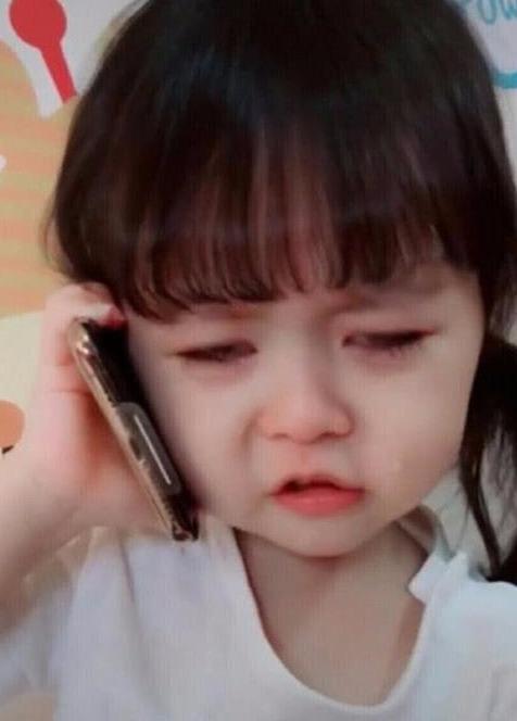 被媽媽教訓後，3歲女兒撥通爸爸的電話，淚汪汪的「投訴語音」讓人笑噴 ！