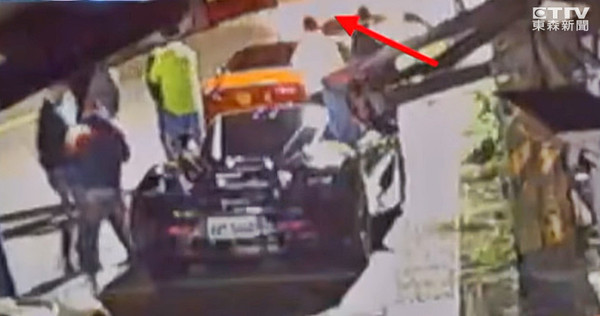 兼差養母!20歲孝子送貨「ㄟ到4台千萬法拉利」 崩潰賠不起「接到神秘人士來電」出手相救