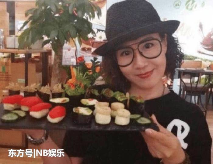 堅持不生孩子！她與丈夫相伴24年「仍甜如初戀」  58歲「為抗老不吃肉」活得如20歲少女