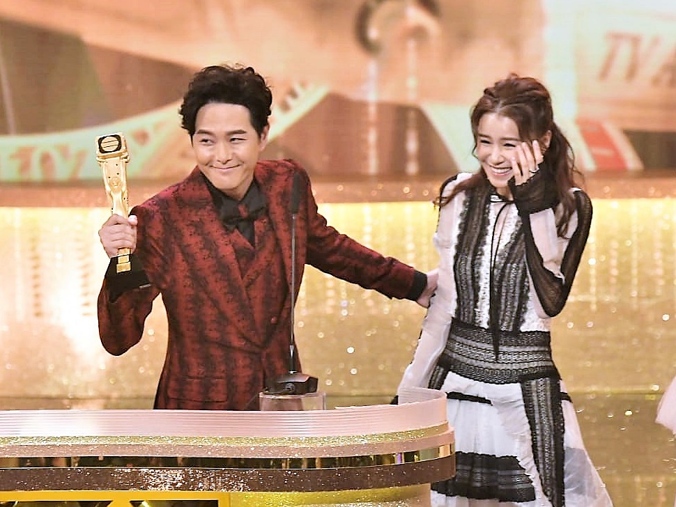 男星「領獎時宣布婚訊」全場沸騰！一句「多謝我太太」她紅了眼眶  曬出婚戒甜喊：我們擁有了對方
