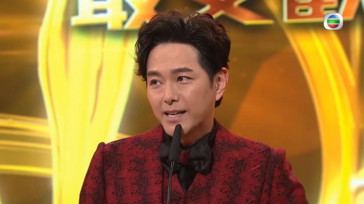男星「領獎時宣布婚訊」全場沸騰！一句「多謝我太太」她紅了眼眶  曬出婚戒甜喊：我們擁有了對方