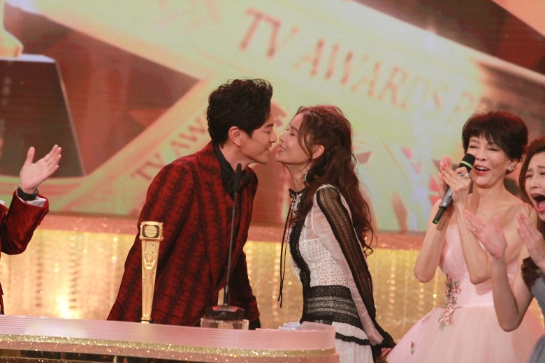 男星「領獎時宣布婚訊」全場沸騰！一句「多謝我太太」她紅了眼眶  曬出婚戒甜喊：我們擁有了對方