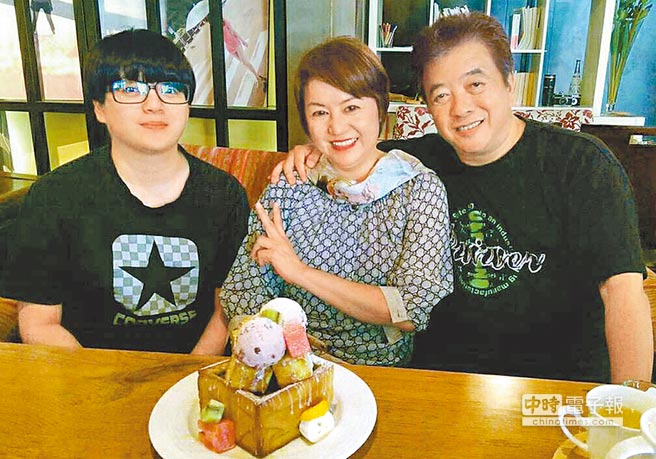 林在培妻被宣告剩4個月！ 他砸800萬「賣命救妻」　一夜白髮在病房崩潰：他給我第二次生命