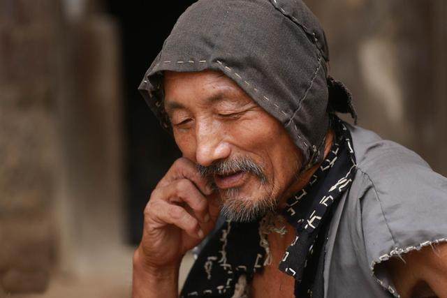 老人發財後假扮乞丐回家探親,兄弟不讓進門,糟糠之妻卻等他多年!