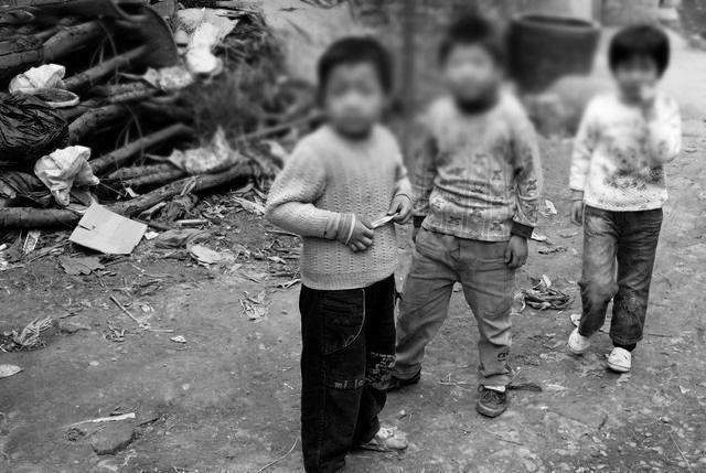 老人發財後假扮乞丐回家探親,兄弟不讓進門,糟糠之妻卻等他多年!