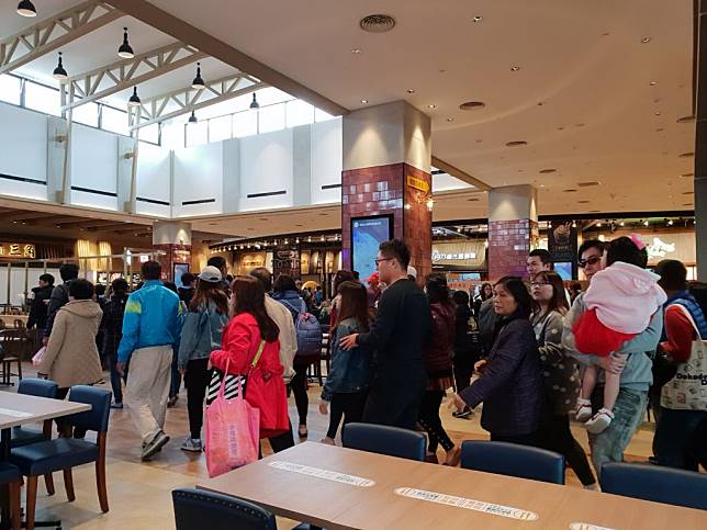 台中三井開幕！海線人看傻「沒看過這麼多人」　第一天「萬人湧入」市民全都後悔了