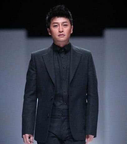 陳志朋終於正常了！摒棄辣眼造型，變身「小張國榮」！之前一切是為了兒子！