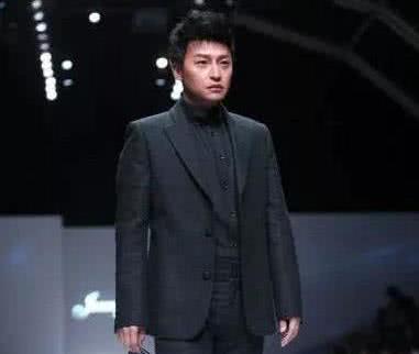 陳志朋終於正常了！摒棄辣眼造型，變身「小張國榮」！之前一切是為了兒子！