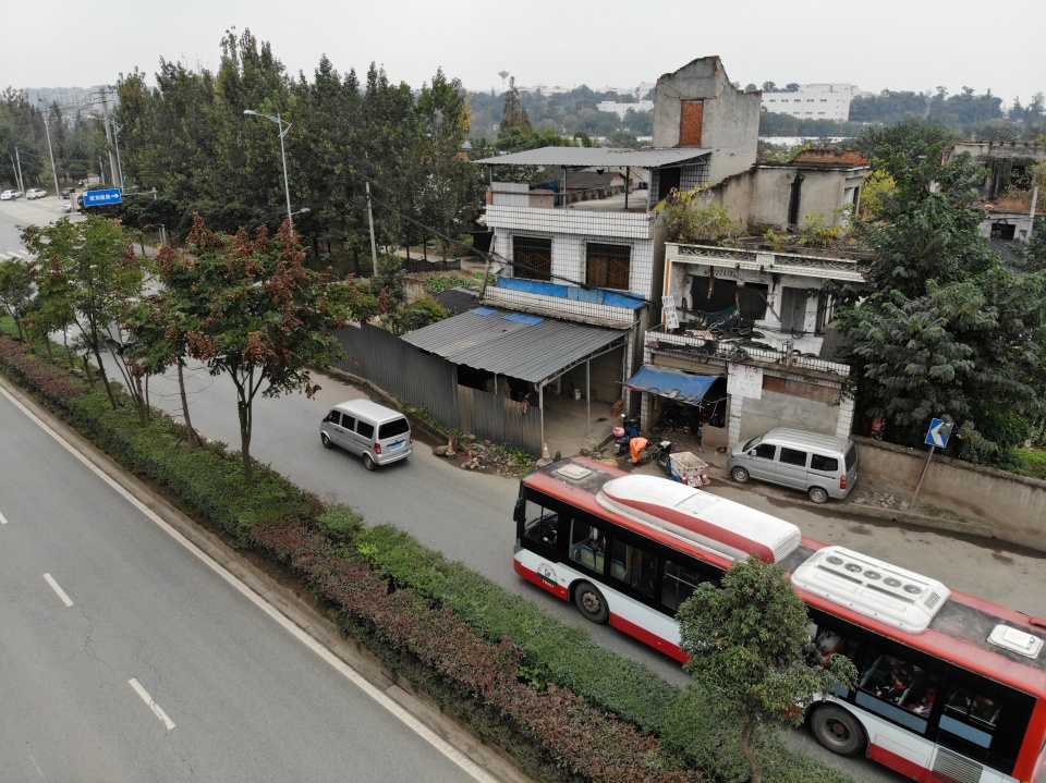 ​史上最強釘子戶！房屋橫跨馬路中央長達10年「分隔島變自家菜園」司機全崩潰