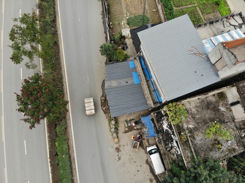 ​史上最強釘子戶！房屋橫跨馬路中央長達10年「分隔島變自家菜園」司機全崩潰