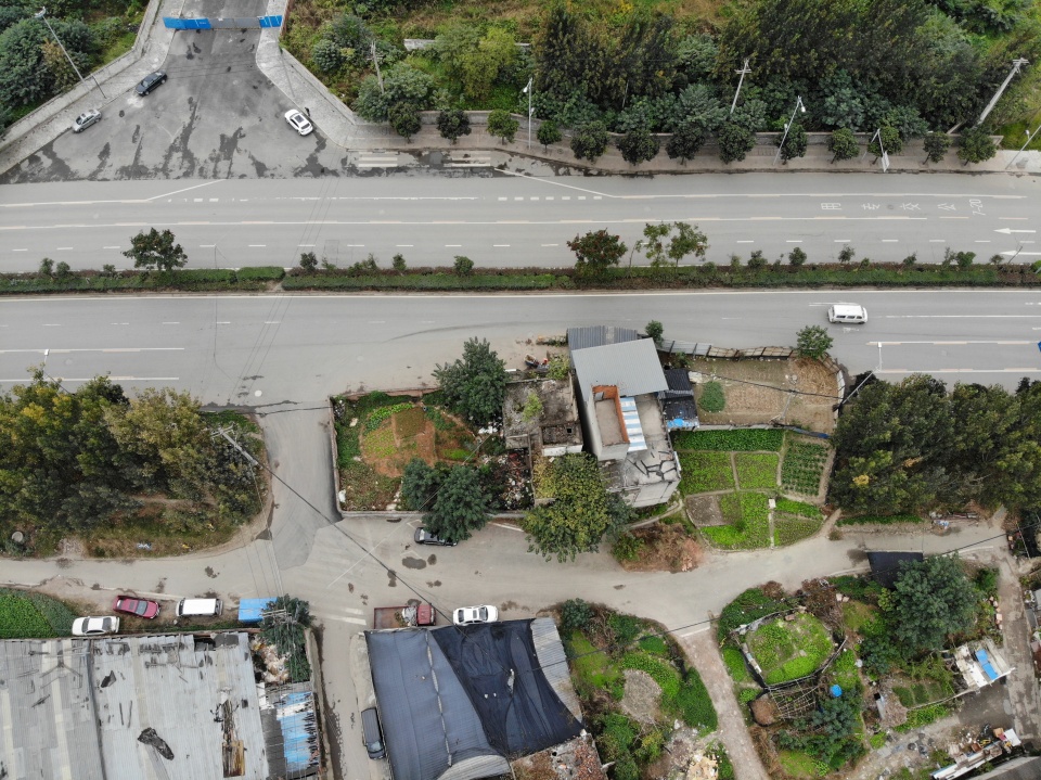 ​史上最強釘子戶！房屋橫跨馬路中央長達10年「分隔島變自家菜園」司機全崩潰
