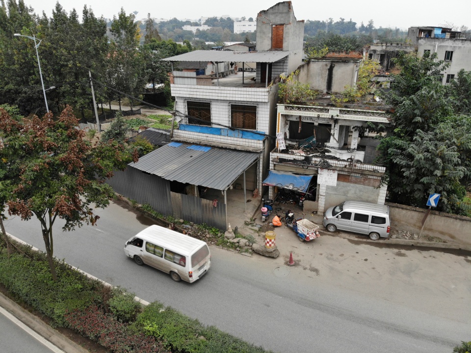 ​史上最強釘子戶！房屋橫跨馬路中央長達10年「分隔島變自家菜園」司機全崩潰