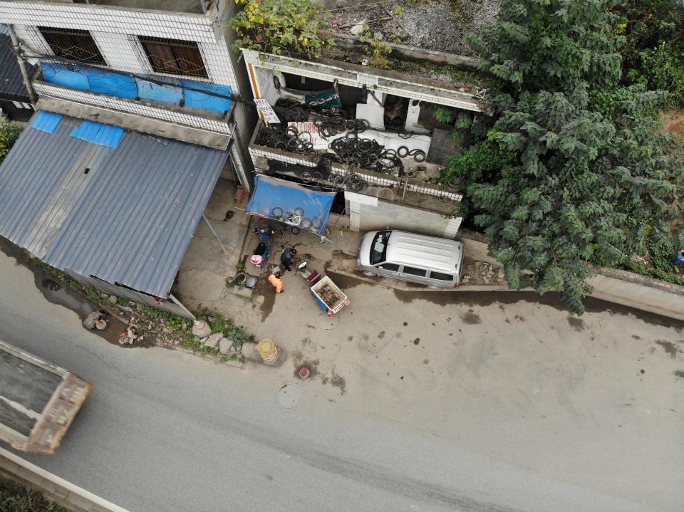 ​史上最強釘子戶！房屋橫跨馬路中央長達10年「分隔島變自家菜園」司機全崩潰