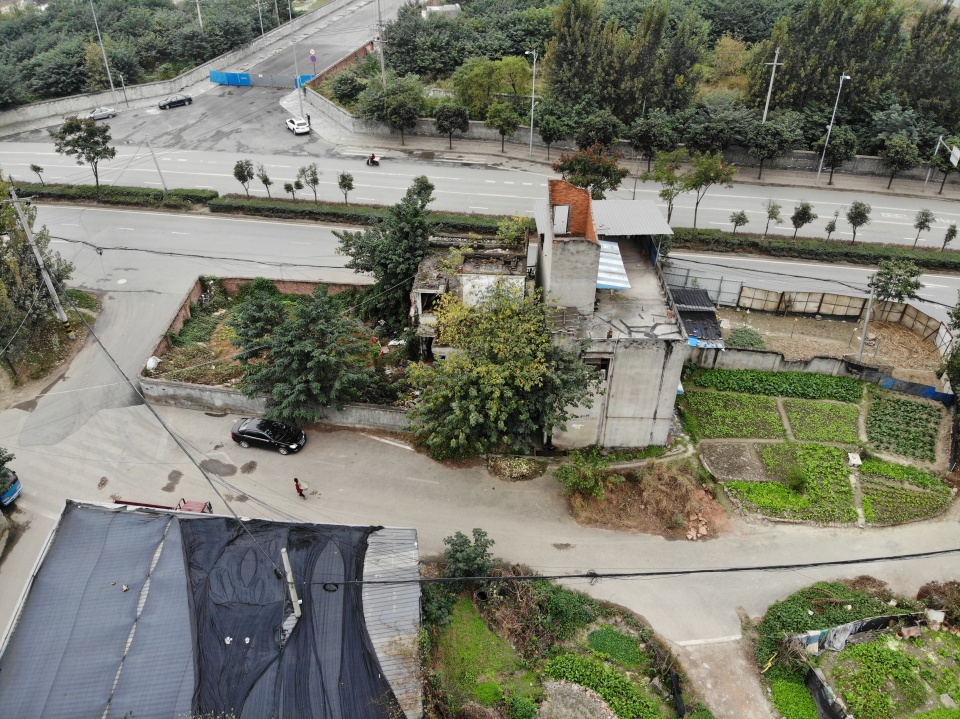​史上最強釘子戶！房屋橫跨馬路中央長達10年「分隔島變自家菜園」司機全崩潰