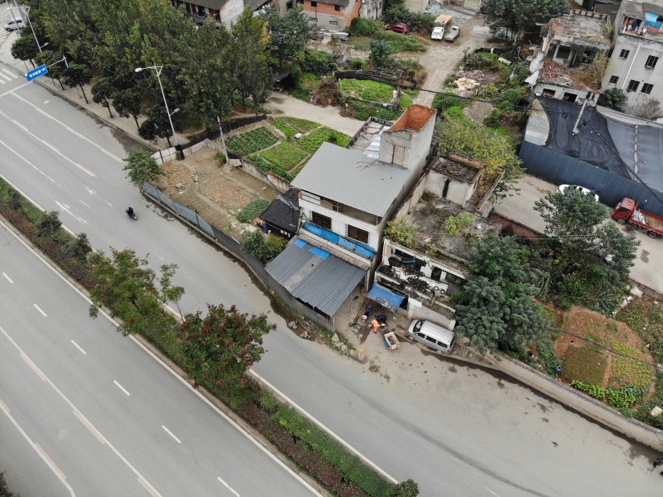 ​史上最強釘子戶！房屋橫跨馬路中央長達10年「分隔島變自家菜園」司機全崩潰
