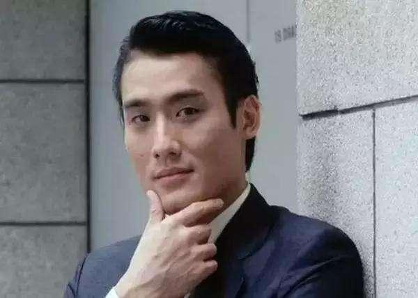 影帝梁家輝在片場如何拍戲？從「小舉動」看出質樸敬業  網友戲稱「影帝和明星的差別」