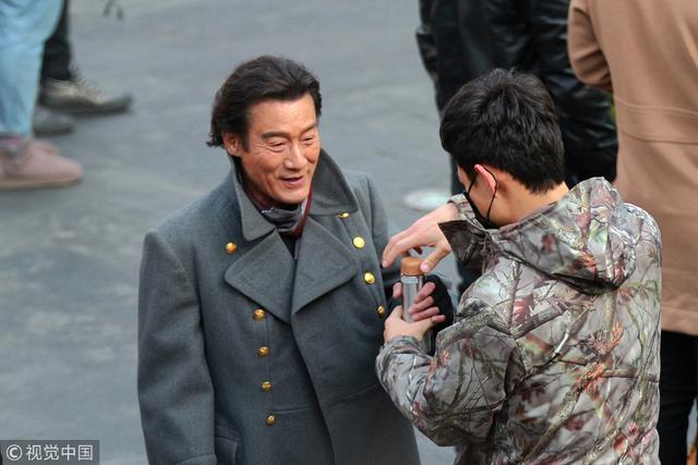 影帝梁家輝在片場如何拍戲？從「小舉動」看出質樸敬業  網友戲稱「影帝和明星的差別」