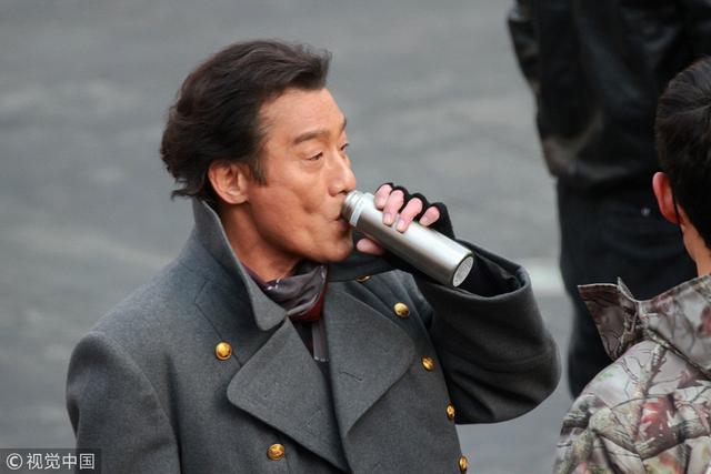 影帝梁家輝在片場如何拍戲？從「小舉動」看出質樸敬業  網友戲稱「影帝和明星的差別」