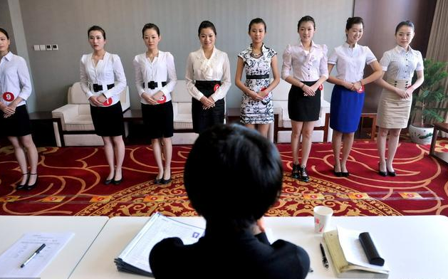 面試官：你請客吃飯「朋友帶一群陌生人來」怎麼辦？小伙「機智回答」被當場錄取