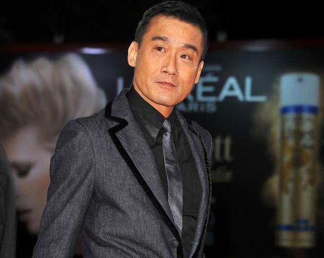 影帝梁家輝在片場如何拍戲？從「小舉動」看出質樸敬業  網友戲稱「影帝和明星的差別」