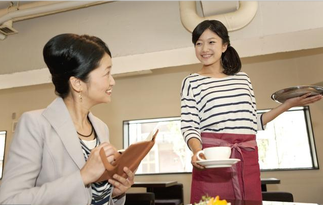 面試官：你請客吃飯「朋友帶一群陌生人來」怎麼辦？小伙「機智回答」被當場錄取