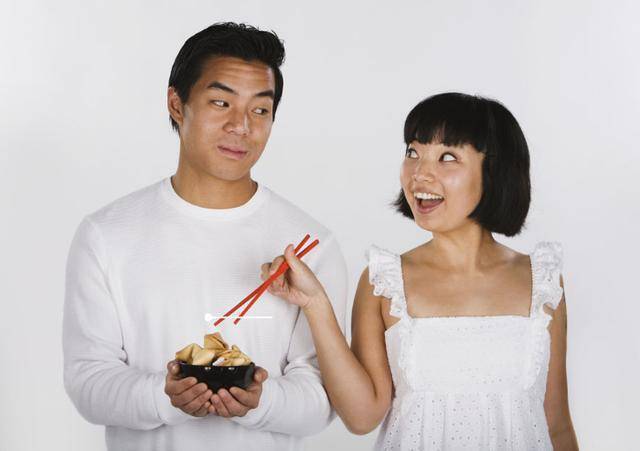 妹妹遠嫁五年沒回家，姐姐收到一箱綠豆糕，姐姐咬了一口，報了警！