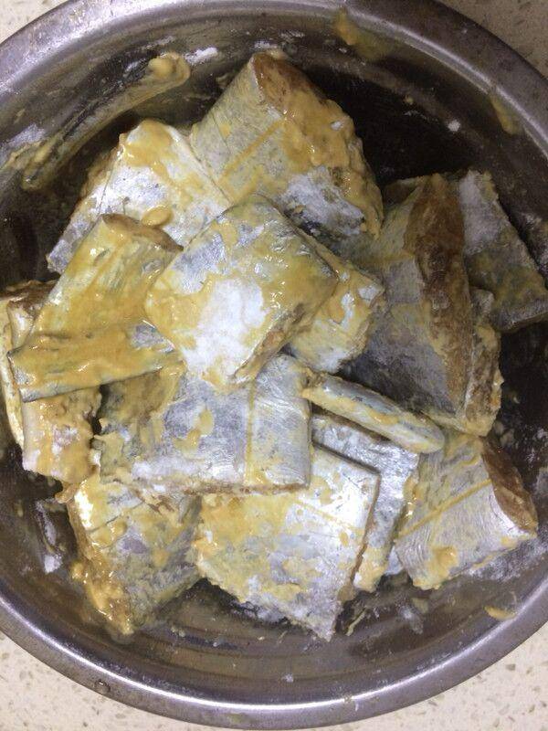 炸帶魚，裹麵粉還是澱粉？老漁夫說漏嘴：9成人做錯，難怪不香脆