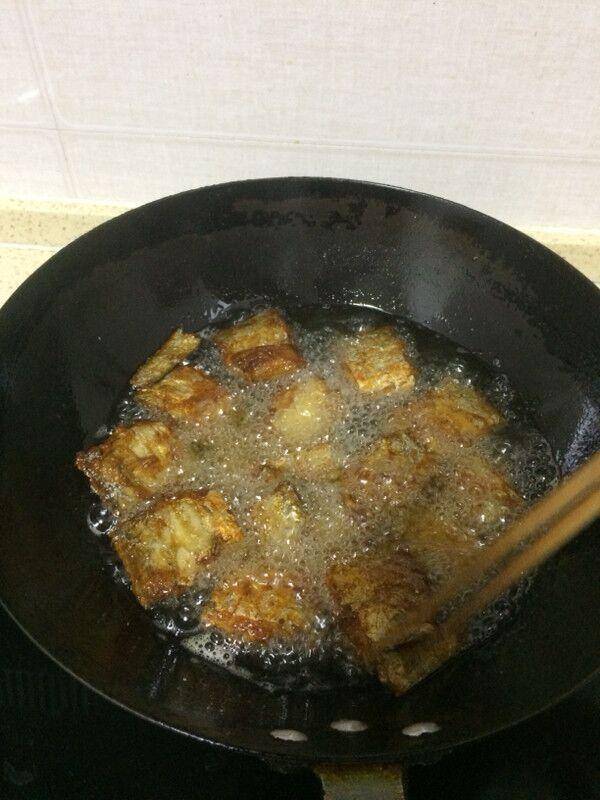 炸帶魚，裹麵粉還是澱粉？老漁夫說漏嘴：9成人做錯，難怪不香脆