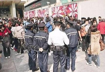 曾是「周星馳御用龍套」！沉潛兩年後成「演藝圈招牌綠葉」婚禮陣容眾星雲集