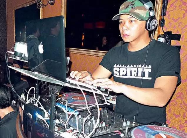 曾是「周星馳御用龍套」！沉潛兩年後成「演藝圈招牌綠葉」婚禮陣容眾星雲集