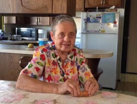 86歲老婆婆院子種菜，發現「戴戒指的胡蘿蔔」，拿起看清後高興壞了