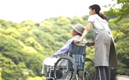 有保姆照顧的父親卻沒飯吃,兒子氣得回家找保姆,推開門後愣住了!